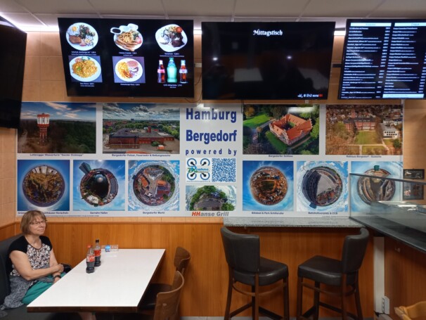 Werbeplakat mit Planeten und Panoramen von Hamburg-Bergedorf im HHanse Grill -  powered by Deinstleistungsdrohne.de
